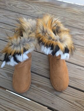 Cozy Tan Faux-Fur Trim Women's Slippers